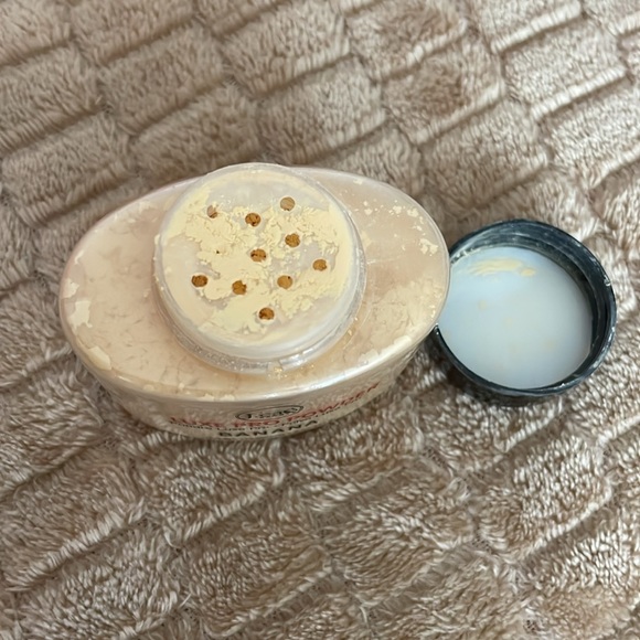 Banana Setting Powder - Picture 3 of 3
